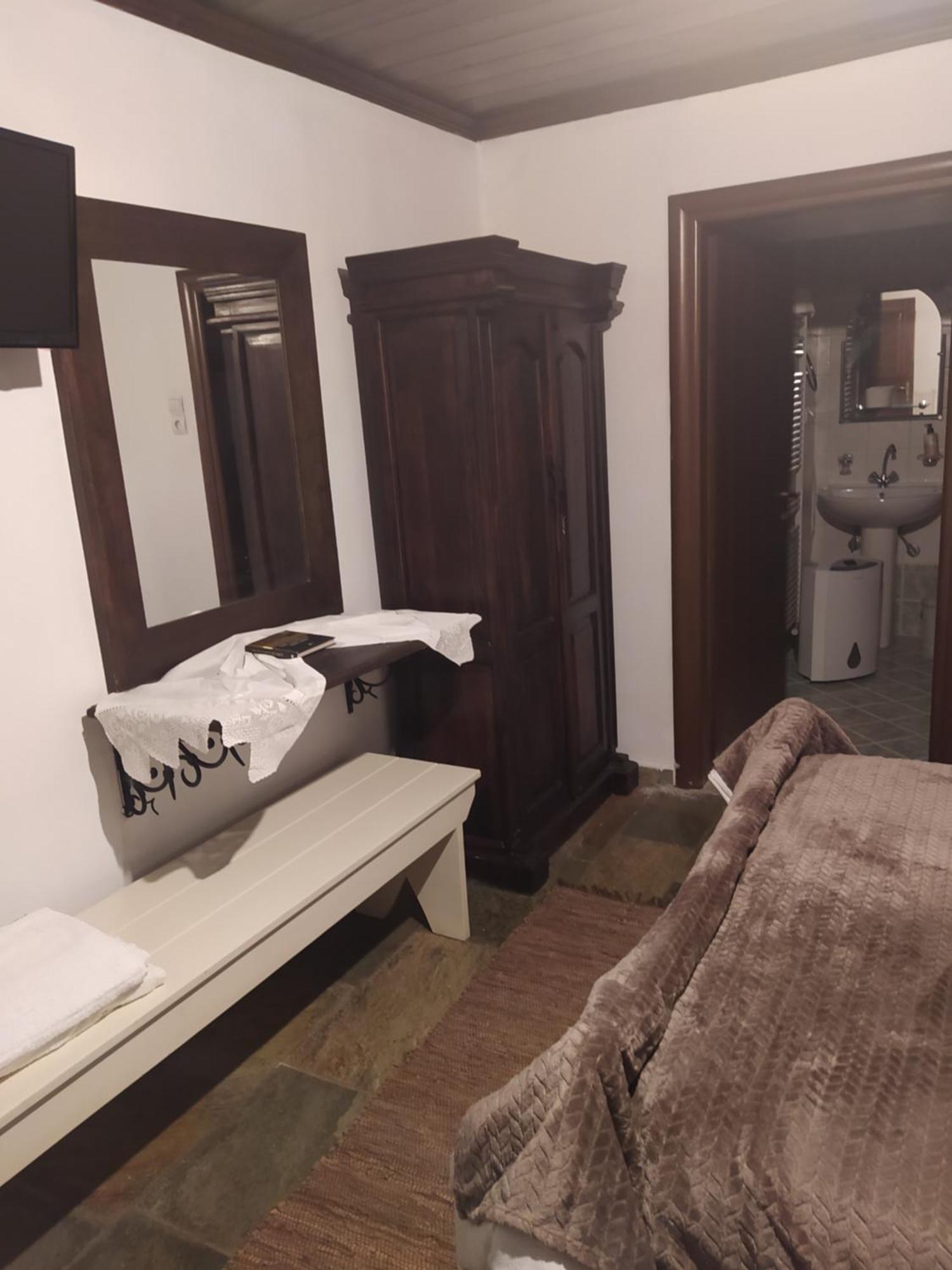 Guesthouse Petrino Pezoúla エクステリア 写真