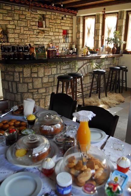 Guesthouse Petrino Pezoúla エクステリア 写真